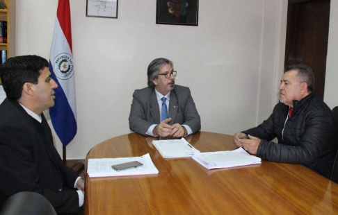 El presidente de la Circunscripción Judicial del Alto Paraná, abogado Isidro González Sánchez, mantuvo hoy una reunión con los doctores Delio Vera Navarro y Camilo Cantero.