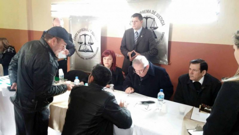 Ministro Raúl Torres Kirmser conversa con las autoridades del penal de Coronel Oviedo.