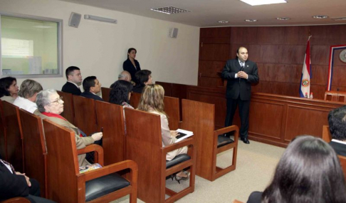 El licenciado Rubén Ayala, Director de Ingresos Judiciales explicó a los presentes los alcances y beneficios del sistema.