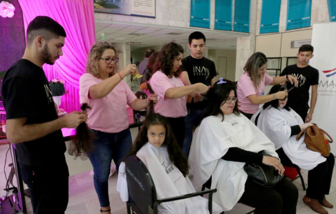 Estilistas de la empresa Ina Style proporcionaron su servicio de corte de cabello gratuito en el Hall Central del Palacio de Justicia de Asunción.