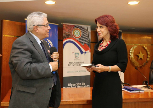 Momento en que el doctor Humberto Villasmil Prieto entregó su libro a la ministra Miryam Peña.