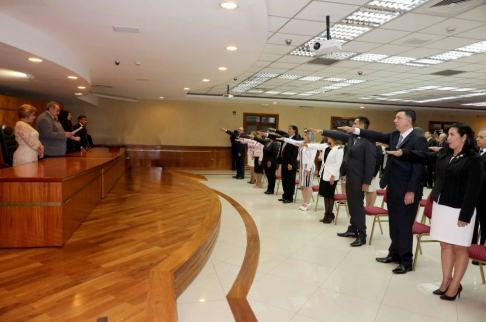 En el Salón Auditorio del Poder Judicial de Asunción prestaron juramento magistrados y agentes fiscales.