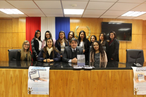 Estudiantes de la Facultad de Ciencias Jurídicas de la Universidad Nacional de Itapúa, con sede en María Auxiliadora visitaron la sede Judicial de Encarnación.