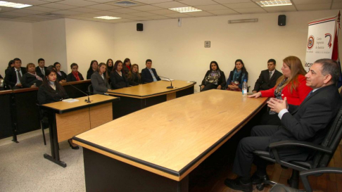 Los jueces de Sentencia Digno Arnaldo Fleitas y Elsa García dialogaron con los estudiantes de Derecho.