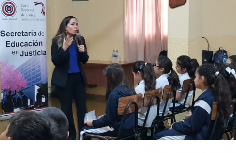 La defensora pública de la Niñez y la Adolescencia, abogada Rosana Hermosilla, dialogó con los niños.