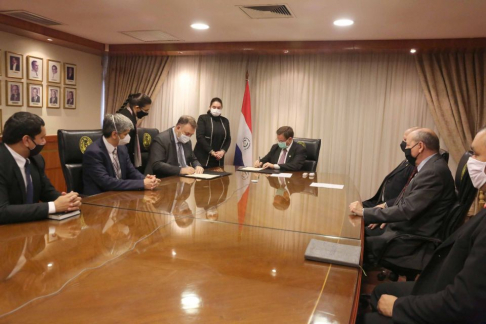 La firma de convenio entre la CSJ y el Ministerio de Hacienda se realizó en la Sala del Pleno.