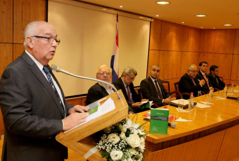 Ministro Miguel Óscar Bajac invitó a debatir los temas propuestos en su libro.