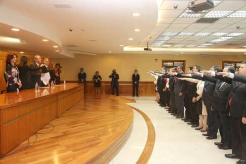 El presidente de la Corte Suprema de Justicia, José Raúl Torres Kirmser, acompañado de los ministros Miryam Peña y Luis María Benítez Riera, tomó juramento de rigor.