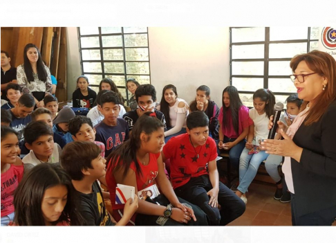 La jueza de Paz de San Lorenzo doctora Mirna Noguera dialogó con los adolescentes