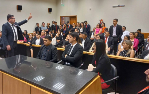 El vicepresidente segundo de la Circunscripción de Cordillera, abogado Juan Bautista Silva Ucedo, explicó a los estudiantes las funciones del Consejo de Administración.