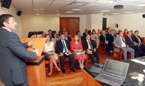 El Ing. comercial Alex Saravia, jefe de Planificación de la Corporación Administrativa del Poder Judicial de Chile, en su presentación con los presidentes de las circunscripciones judiciales.