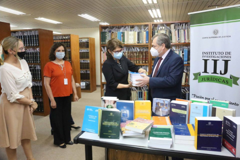 Donación de libros a la Biblioteca del Poder Judicial