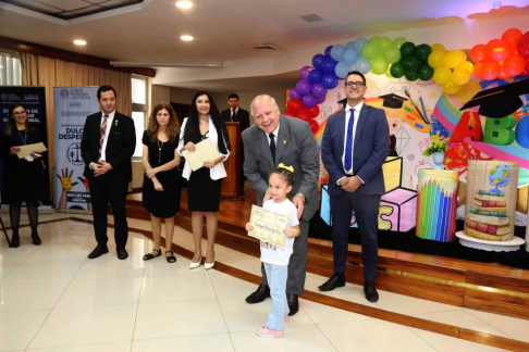 El ministro de la Corte Suprema, doctor Luis María Benítez Riera, estuvo en la entrega de certificados a 28 niños del nivel jardín.