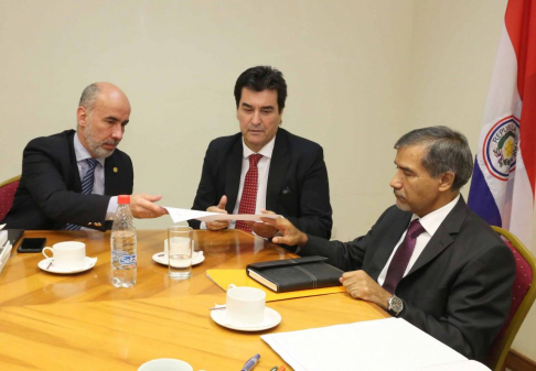 Los jueces Gustavo Enrique Santander Dans y Pedro Mayor Martínez en conversación sobre los puntos de la orden del día con el ministro Manuel Ramírez Candia.