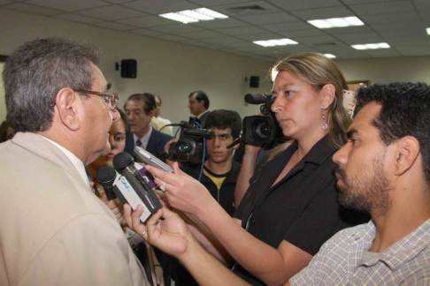 El presidente de la Corte Suprema de Justicia, doctor Antonio Fretes, entrevistado por periodistas acreditados ante el máximo tribunal de la República.