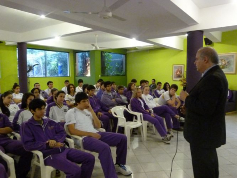 El ministro de la Corte Suprema de Justicia, doctor Luis María Benítez Riera brindo una charla a los alumnos acerca del sistema de justicia