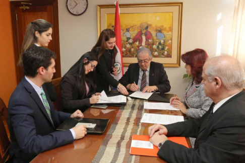 La firma del documento se realizó en presencia del presidente de la Corte Suprema de Justicia, Raúl Torres Kirmser, los ministros Luis María Benítez Riera y Miryam Peña, y la titular de la SENABICO, Karina Gómez Narváez.