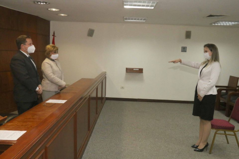 El presidente de la CSJ, doctor Alberto Martínez Simón y la ministra Gladys Bareiro de Módica tomaron juramento de rigor a una magistrada