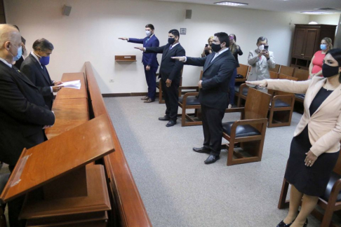 Los ministros Manuel Ramírez Candia y Luis María Benítez Riera tomaron juramento de rigor a actuarios judiciales de Caaguazú