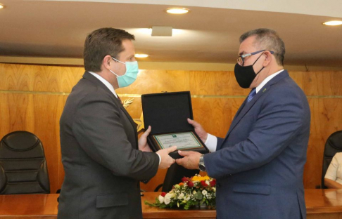 El titular de la máxima instancia judicial recibió dos reconocimientos entregados por el presidente de la Asociación de Jueces del Paraguay.
