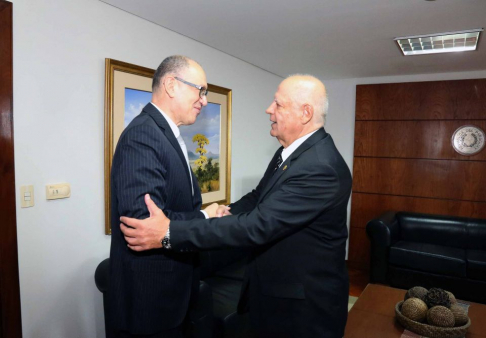 El presidente de la Corte, doctor Luis María Benítez Riera en saludo protocolar con el embajador de Líbano en nuestro país, Hassan Hijazi.