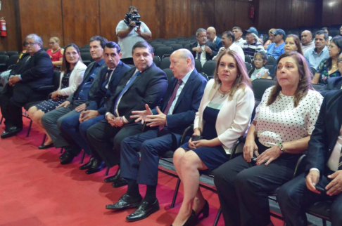 El vicepresidente primero de la CSJ, doctor Gustavo Santander Dans, y el ministro, doctor César Diesel, fueron condecorados por el 85° aniversario de la ciudad de Fernando de la Mora.