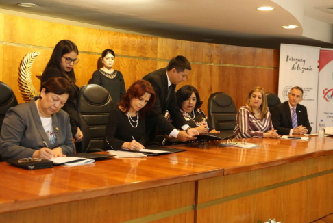 La ministra de la Corte Suprema de Justicia, Miryam Peña firmando la declaración en representación de la máxima instancia judicial, acompañada de otras autoridades judiciales.