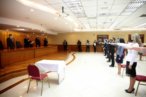 El acto de juramento se realizó en el Salón Auditorio del Palacio de Justicia de Asunción.