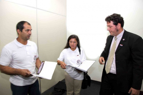 Los facilitadores judiciales de Villa Elisa junto al coordinador de los voluntarios de Justicia de la localidad, Julio Garcete quienes presentaron los resultados del programa