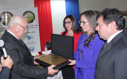 Entrega del galardón al ministro de la Corte Miguel Oscar Bajac en reconocimiento a su gestión y aportes para la comunidad de Concepción.