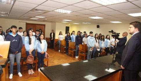 En la mañana de este lunes, el Palacio de Justicia de Asunción fue visitado por alumnos y docentes del Colegio María Auxiliadora de la ciudad de Itá.