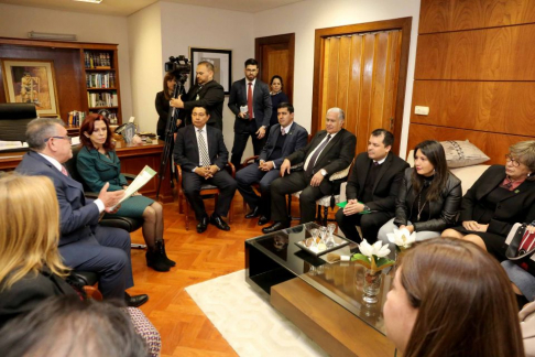 La ministra de la CSJ Miryam Peña recibió en su despacho a representantes de la Asociación de Jueces del Paraguay.