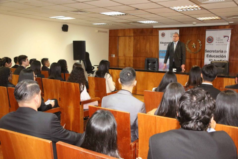 El doctor Emiliano Rolón hizo una introducción histórica sobre el derecho, con énfasis en el derecho penal.