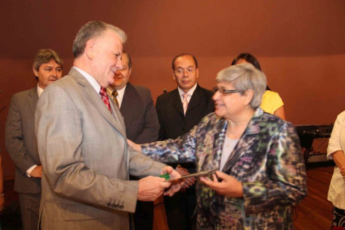 El presidente de la Corte Suprema de Justicia, doctor Víctor Núñez, recibiendo el reconocimiento de la mano de la presidenta de la Asociación de Jueces del Paraguay, doctora Valentina Núñez.