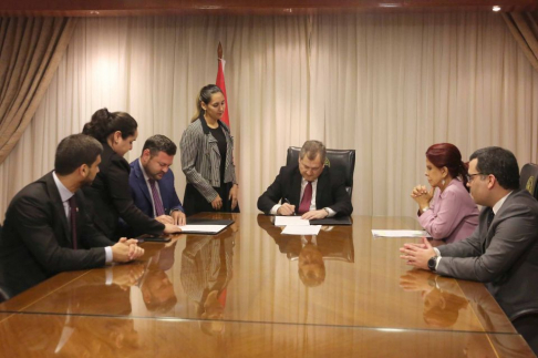 El titular de la máxima instancia judicial, Eugenio Jiménez Rolón, durante la firma con el ministro procurador general, Sergio Coscia, y comitiva.