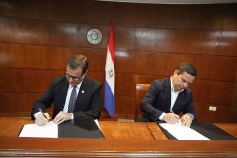Acto de rúbrica de renovación del convenio entre miembros del Poder Judicial, para la Dirección General de los Registros Públicos (DGRP), y la Cámara Paraguaya de Empresas Loteadoras e Inmobiliarias (CAPELI).