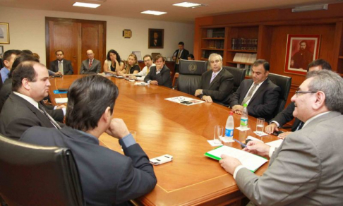 El presidente Antonio Fretes con representantes de varios estamentos del Estado.