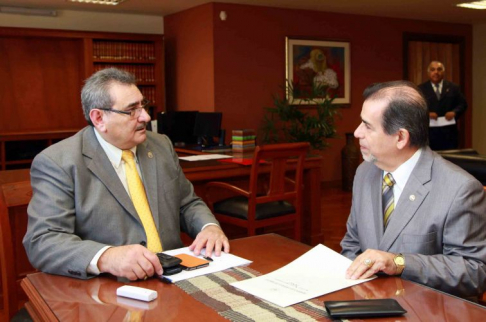 Momento de la reunión entre el presidente de la Corte Suprema de Justicia, doctor Antonio Fretes, y el titular de la Secretaría Nacional Anticorrupción, Juan Carlos Ramírez Montalbetti.
