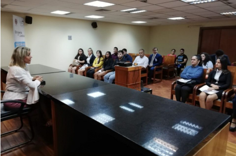 Estudiantes de la carrera de derecho de la Universidad Tecnológica Intercontinental (UTIC), sede Ñemby, dialogaron con la Jueza Glaria Hermosa.