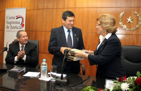 Fausto Cabrera, Vicepresidente primero y el presidente de la Circunscripción Judicial de Itapúa, Blas Ramírez Palacios, recibiendo libros de la ministra.