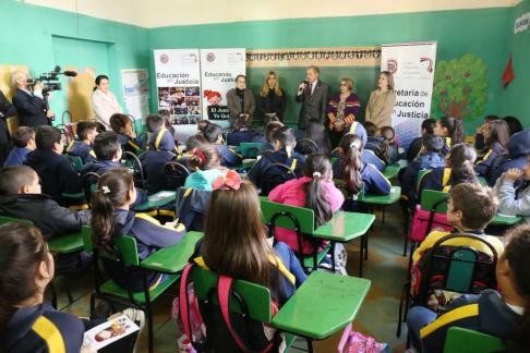 El presidente de la Circunscripción, Édgar Urbieta, pidió a los niños aprovechar la jornada educativa.