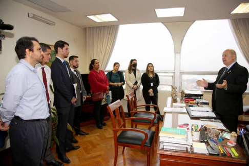 El ministro de la Corte Suprema de Justicia y miembro de la Sala Penal, Luis María Benítez Riera, explicó a los alumnos sobre su función en la CSJ desde las instalaciones de su despacho.