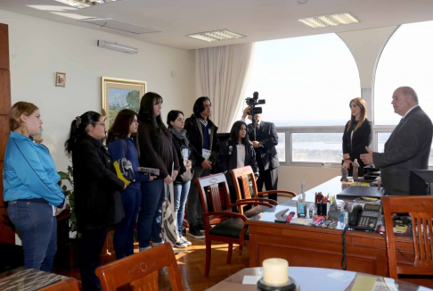El ministro Benítez Riera dialogó con los estudiantes en su despacho.