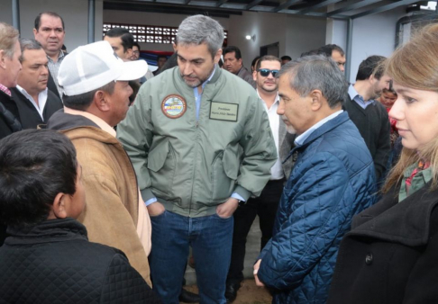 El ministro de la Corte Suprema Manuel Ramírez Candia acompañó al presidente de la República, Mario Abdo Benítez, a la entrega de viviendas.