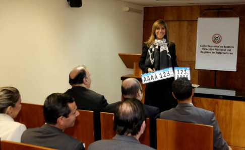 La doctora Julia Cardozo, titular de la DRA,  hizo la presentación de la chapa ante los directores.