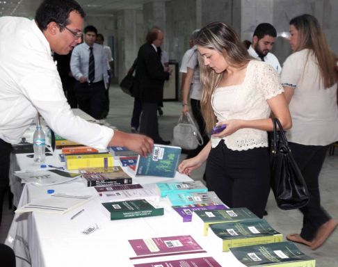 Feria mensual de libros del IIJ. 