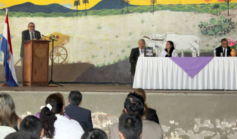 El ministro Antonio Fretes en la presentación del diccionario jurídico bilingue en Paraguarí. 