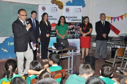 El presidente de la Circunscripción Judicial doctor Fernando Benítez dio inicio al taller educativo.