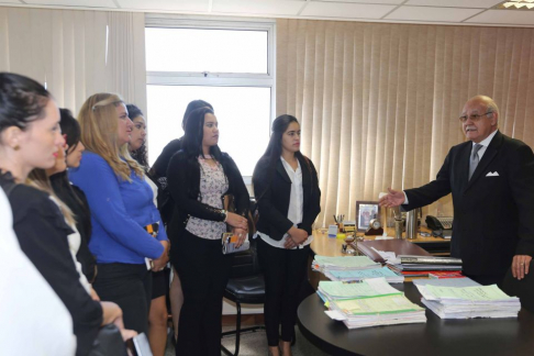 Los estudiantes visitaron el despacho del doctor Cristóbal Sánchez, miembro del Tribunal de Apelación Penal.