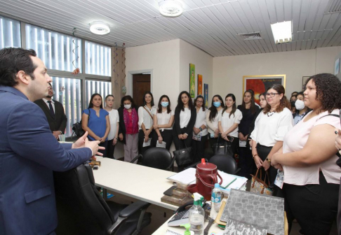 Los estudiantes visitaron el despacho del juez de la Niñez y Adolescencia Guillermo Trovato.